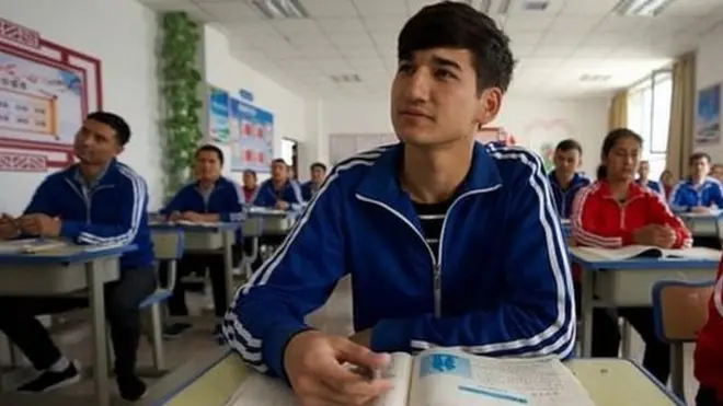 Хитой уйғурларни қамоқсимон жамлоқлардан олиб, мажбурий меҳнатга ундамоқда