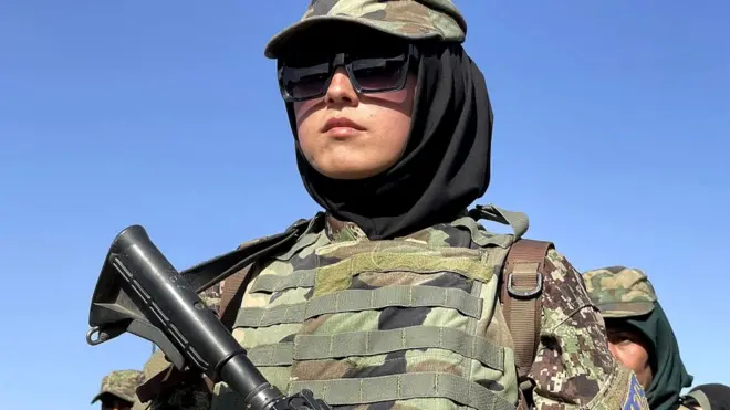 अफ़ग़ान महिला सैनिक