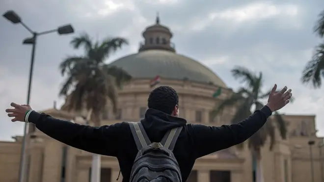 ملايين الطلاب العرب يتقاتلون سنويا على الالتحاق بكليات الطب والصيدلة والهندسة " كليات القمة " بسبب نظرة المجتمع لهذه الكليات وخريجيها