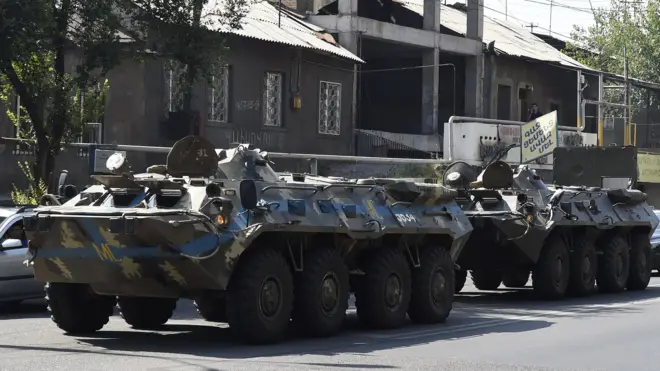 К утру 18 июля к захваченному полицейскому участку подтянули БТРы