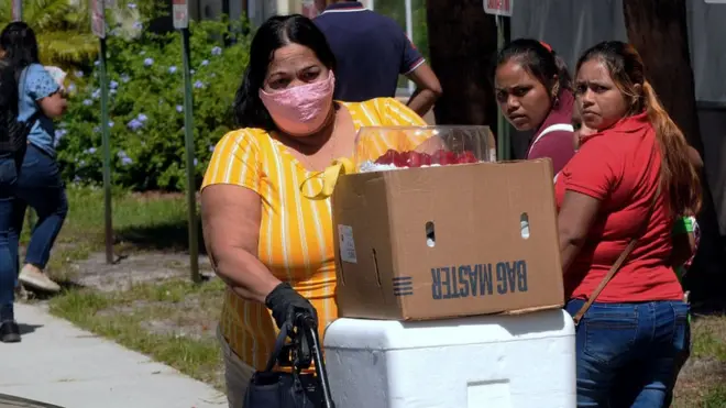 En las últimas semanas han aumentado las filas en los centros de distribución de comida en Estados Unidos.