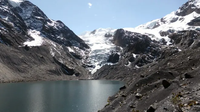 Lago glaciar cerca de las localidades de Pelechuco y Agua Blanca, en la región de Apolobamba en el norte de Bolivia. Los glaciares bolivianos se han reducido en un 43% desde mediados de los 80.