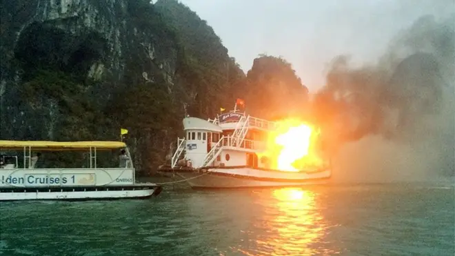 14 khách nước ngoài trên tàu Ánh Dương QN 359 bị cháy được đưa vào bờ
