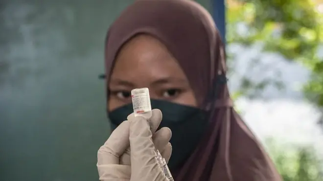 Walau tidak mencegah penularan, vaksin Covid-19 diyakini dapat meringankan gejala orang-orang yang mengidap varian Omicron.