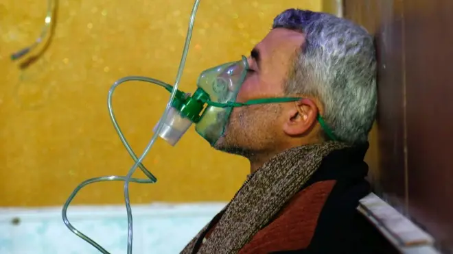 Мужчина в респираторе