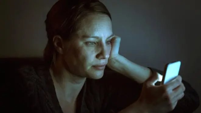 mujer usando celular