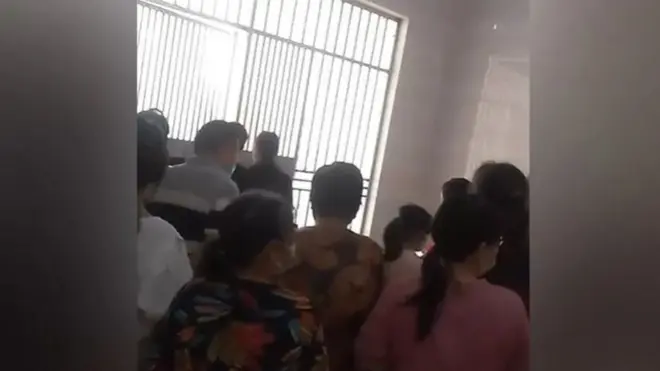 抖音上流傳的視頻顯示，大門後面的居民要求出門