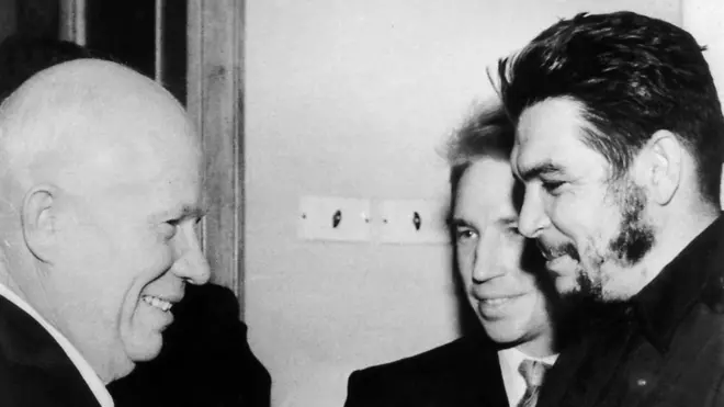 A la derecha, Ernesto Guevara, y a la izquierda el entonces presidente del Consejo de Ministros de la URSS Nikita Jrushchov, en 1962.