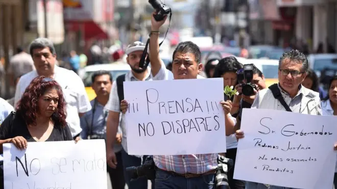 Los periodistas manifestaron en Veracruz tras la muerte de Ricardo Monlui ocurrida en marzo.