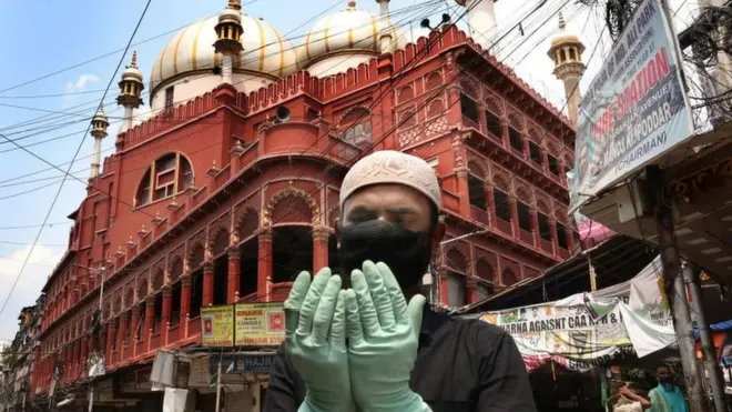 29 اپریل 2020 کو کولکتہ میں مسجد کی بندش کے باعث ایک شخص سڑک پر نماز کی ادائیگی کے بعد دعا مانگ رہا ہے