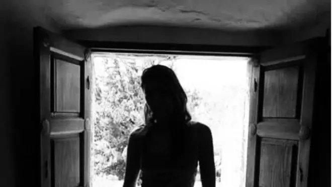 Mujer en una ventana