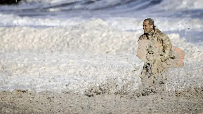 La espuma puede haber limitado la visibilidad de los surfistas.