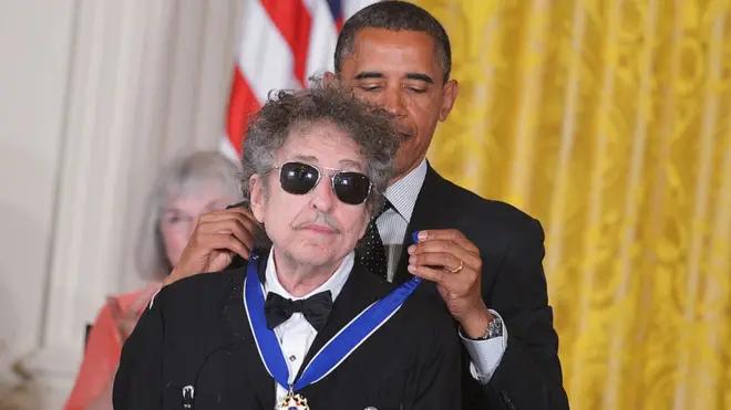Barack Obama décernant la Médaille présidentielle de la Liberté à Bob Dylan, en mai 2012, à la Maison Blanche.