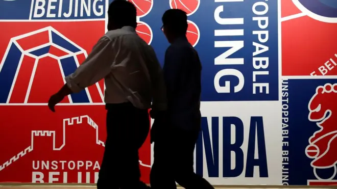 Pertandingan bola basket NBA sangat populer di China.
