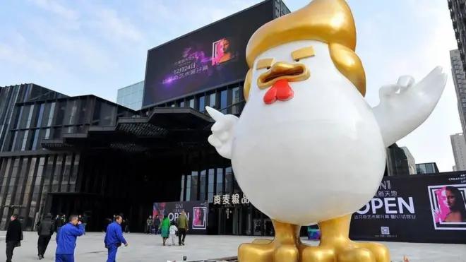 Статуя петуха в Тайюане