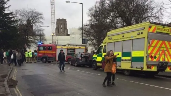 Співробітників та студентів евакуювали із будівель поблизу університету