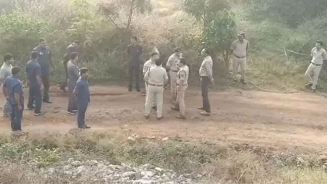 ఎన్‌కౌంటర్ జరిగిన స్థలంలో సైబరాబాద్ సీపీ సజ్జనార్