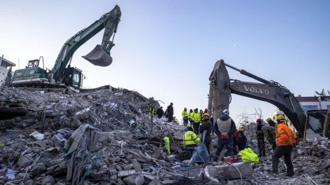 В некоторых местах спасатели продолжают поиски уцелевших