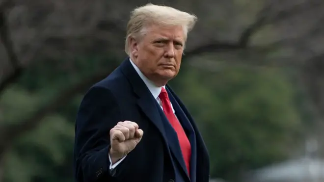 La firma del mandatario convierte así en ley este paquete de ayudas para familias y empresas en medio de la doble crisis sanitaria y económica que enfrenta el país por la pandemia de coronavirus.