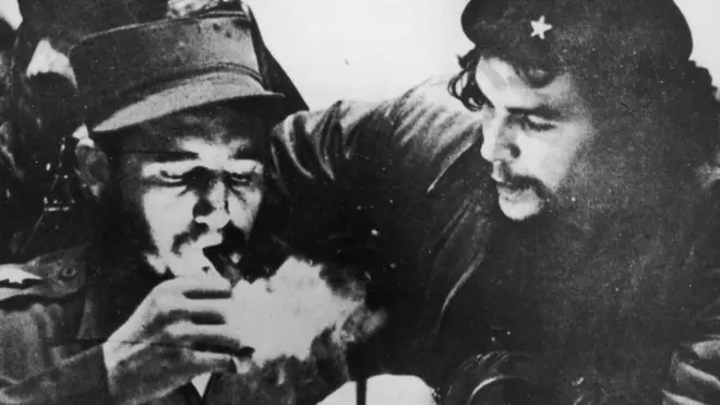 Castro lights a cigar with Che Guevara