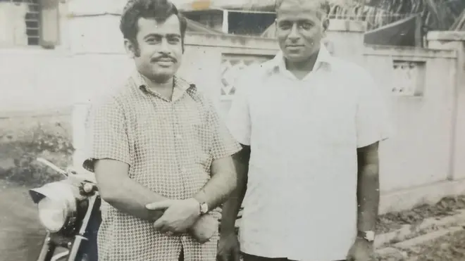 श्रीनिवासन र उनको मोटरसाइकल किन्ने साथी।