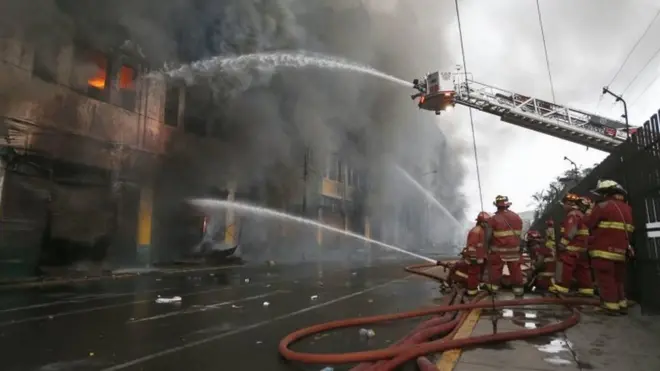 Cientos de bomberos trabajaron durante varios días para extinguir el fuego que estuvo vivo cinco días.