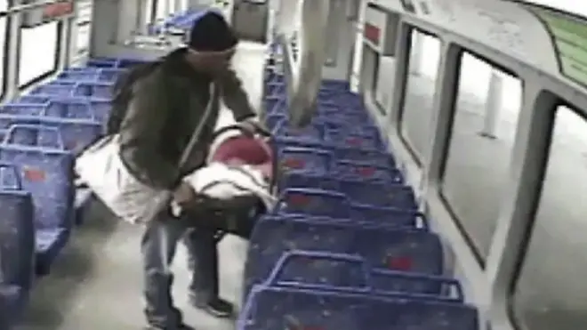 والد طفل أمريكي ينزل من القطار ليدخن سيجارة.غادر القطار المحطة قبل صعود الوالد إليه، فبقي الطفل بمفرده.