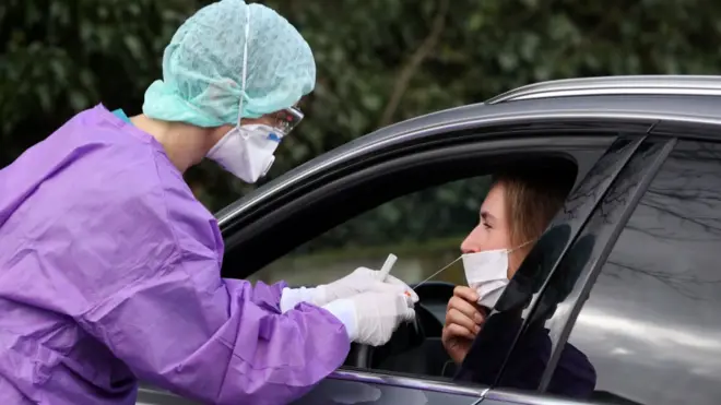 Чтобы минимизировать риск передачи инфекции, в некоторых клиниках тесты на коронавирус берут прямо на парковке