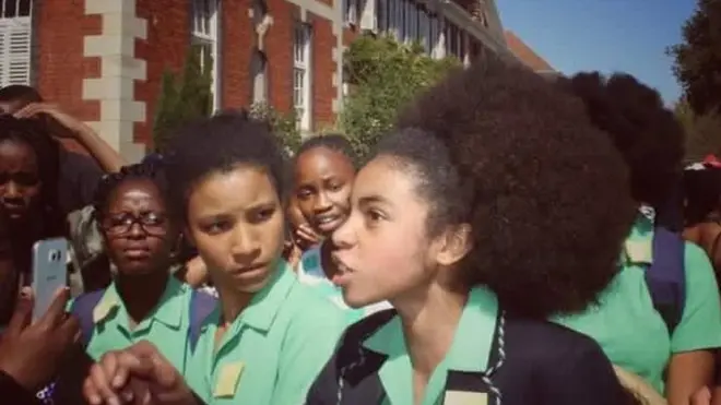 Kız öğrenciler protestoda