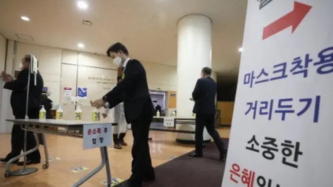 17일 오전 서울 여의도순복음교회에서 비대면 예배 준비 인원들이 대성전으로 들어가고 있다