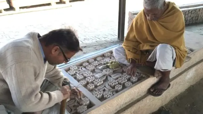 राम मंदिर बनाने के लिए पत्थर तराशे जा रहे हैं