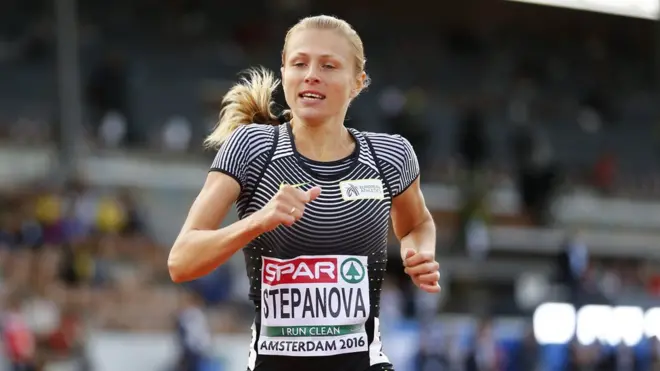 Yuliya Stepanova es una de las atletas que ya empezó a competir como neutral. Su etiqueta de identificación dice: "Yo corro limpia".
