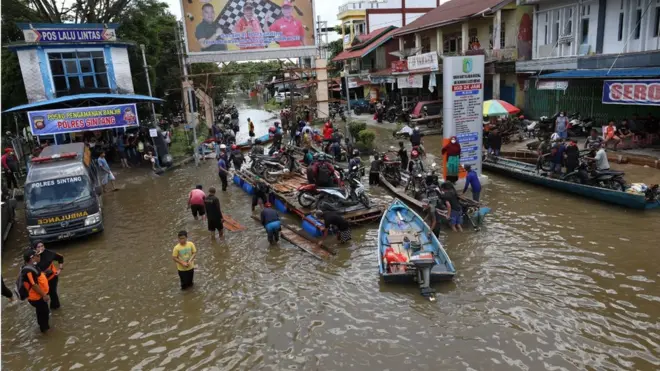 Kondisi banjir di Tugu Simpang Lima Kota Sintang, Kabupaten Sintang, Kalimantan Barat, Selasa (9/11).