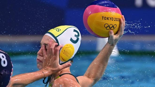 Russia's Anastasia Simanovich (L) challenges Australia's Hannah Buckling during the Tokyo 2020 Olympic Games