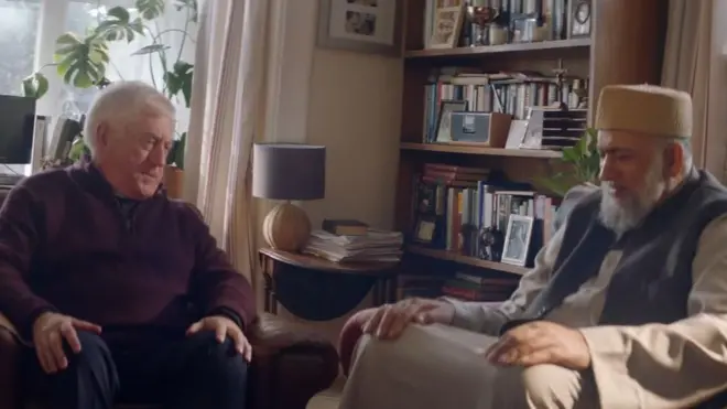 Dalam iklan Amazon, imam dan pendeta yang bersahabat digambarkan sama-sama memiliki masalah dengan lutut.