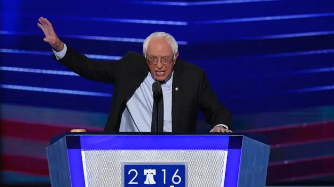 Сандерс выступил в поддержку Клинтон, несмотря на недовольство своих сторонников