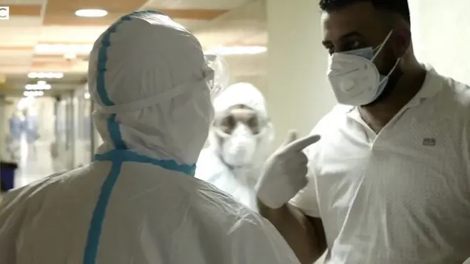 تواجه العائلات في العراق عدوًا جديدًا وغير مرئي يتغلب على مستشفياتهم ومقابرهم إذضحى الأقارب المكلومون بسلامتهم الشخصية لرعاية أحبائهم اللذين أصيبوا بفيروس كورونا.