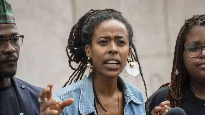 L'une des petites-filles de Bob Marley envisage de poursuivre le département de police de Rialto en Californie après avoir été interrogée par des flics alors qu'elle quittait une maison qu'elle avait louée à Airbnb.