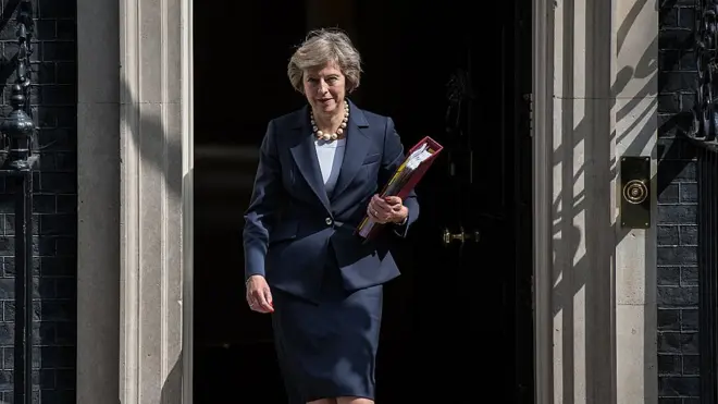 Тереза Мэй в среду, по пути на вторую в ее жизни традиционную сессию "вопросов премьер-министру" в парламенте