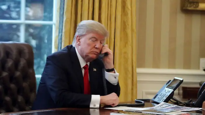 Donald Trump menandatangani sejumlah perintah eksekutif begitu resmi menjabat sebagai presiden.