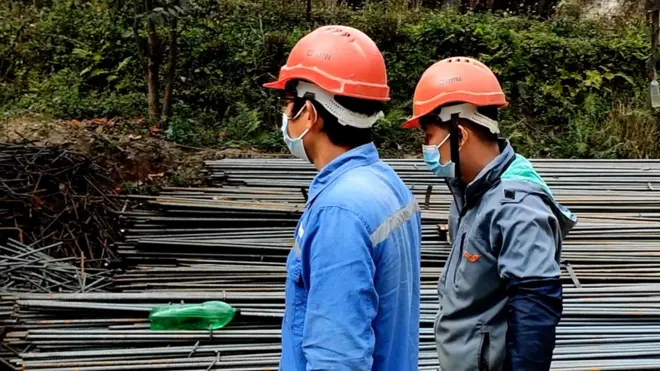 जलविद्युत आयोजनामा काम गर्दै विदेशी कामदार।