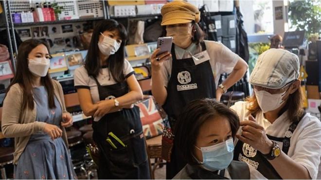 准备移民的香港人正在学习剪发技能