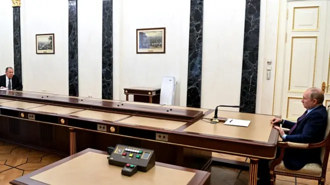 Стол, за которым Лавров и Шойгу встречались с президентом России, был уже привычно длинным