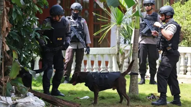 Empat anggota kepolisian melakukan penjagaan di dekat kediaman terduga teroris di kawasan Tangsel, Provinsi Banten, Rabu (21/12) siang.