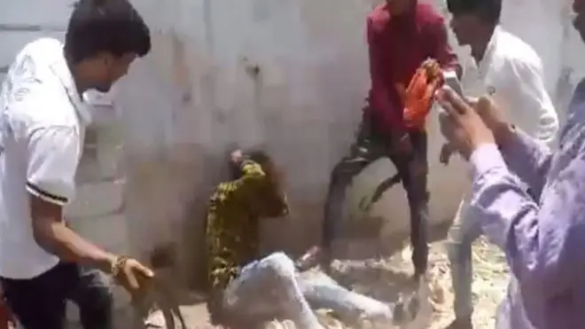 युवक की पिटाई का वीडियो