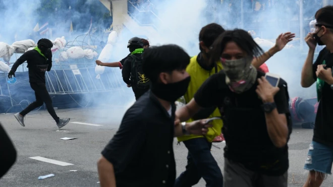 เยาวชนปลดแอกยุติชุมนุม นักข่าวถูกยิงด้วยกระสุนยาง