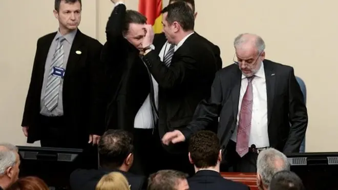 Obezbeđenje razdvaja Nikolu Gruevskog (u sredini) od Taljta Džaferija (desno). Skopnje, 14. mart 2018.