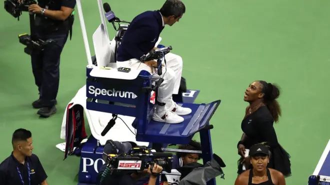 세레나 윌리엄스가 미국 뉴욕에서 열린 US 오픈 여자 단식 결승전 도중 주심 카를로스 라모스에게 다가가 성차별 심판을 지적하며 사과를 요구했다