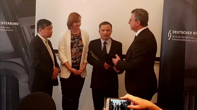 Ông Jens Grisa, Chủ tịch Liên Đoàn Thẩm phán Đức, và bà Gyde Jensen, Chủ tịch Ủy ban Quyền con người của Quốc hội Đức trao giải cho ông Nguyễn Văn Đài (thứ hai từ phải sang)