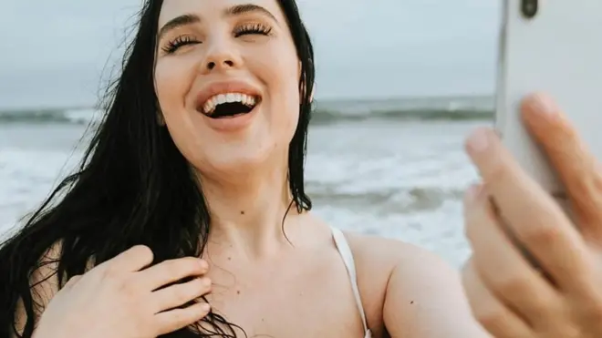 Qadın selfi çəkir